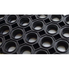 Caillebotis Caoutchouc Industriel – Robuste & antidérapant